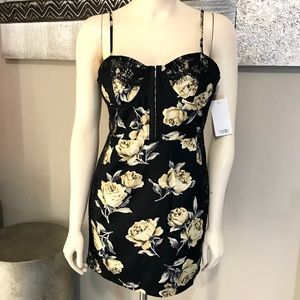 🎉NWT- TOBI- LACE TRIMMED FLORAL MINI🔥